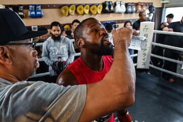 El boxeador estadounidense Floyd Mayweather rodeado de una gran expectación durante su entrenamiento en Tokyo, Japón, para preparar el combate de exhibición planeado contra el artista marcial mixto japonés Mikuru Asakura el próximo 25 de septiembre. 