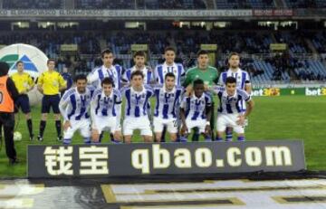 Partido Real Sociedad-M¨¢laga. Once de la Real Sociedad. De pie: Mikel Gonz¨¢lez, Xabi Prieto, Diego Reyes, Rulli e I?igo Mart¨ªnez. Agachados: Carlos Vela, Ruben Pardo. Oyarzabal, Zald¨²a, Bruma y Yuri.