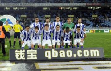 Partido Real Sociedad-Málaga. Once de la Real Sociedad. De pie: Mikel González, Xabi Prieto, Diego Reyes, Rulli e Iñigo Martínez. Agachados: Carlos Vela, Ruben Pardo. Oyarzabal, Zaldúa, Bruma y Yuri.