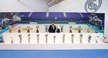 Felipe Reyes y Florentino posan con los 23 trofeos que logró el pívot con el Real Madrid.