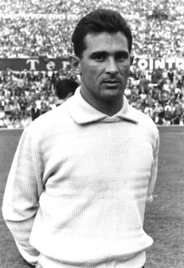 Comenzó en el Mallorca en 1947, donde jugó hasta 1952, año en que fichó por el Barcelona. En el club blaugrana estuvo desde 1952 hasta 1954. En la última temporada de su carrera deportiva, la 62-63, volvió a su primer equipo.