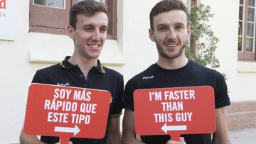 Adam y Simon Yates posan en la salida de Málaga.