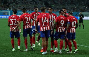 Los jugadores colchoneros celebran con Memphis el primer tanto del partido.