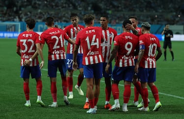 Los jugadores colchoneros celebran con Memphis el primer tanto del partido.