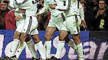 VOLVIÓ EL GOLEADOR. Morientes encontró portería por dos veces, tras un largo periodo de sequía. El equipo felicitó a su goleador.