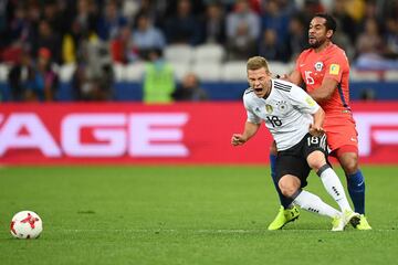 Chile's defender Jean Beausejour (R) vies with Germany's defender Joshua Kimmich during the 2017 Confederations Cup group B football match between Germany and Chile at the Kazan Arena Stadium in Kazan on June 22, 2017. / AFP PHOTO / FRANCK FIFE