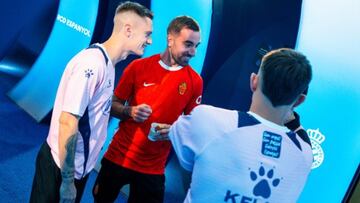 Sergi Darder, centrocampista del Mallorca, departiendo con excompañeros del Espanyol en el RCDE Stadium.