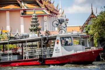 Petr Kraus en la cubierta de un barco delante de Wat Kanlayanamit Woramahawiharn.