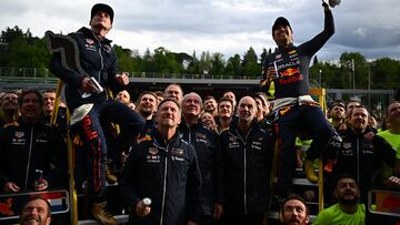 Verstappen y Pérez celebrando con los miembros de Red Bull.