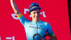 Miguel Ángel celebra en el podio del Giro de Italia