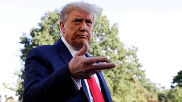 FOTO DE ARCHIVO: El presidente de Estados Unidos, Donald Trump, habla con los medios de comunicaci&oacute;n en el jard&iacute;n sur de la Casa Blanca en Washington, antes de su partida en un viaje de campa&ntilde;a a Fayetteville, Carolina del Norte, Estados Unidos, el 19 de septiembre de 2020.