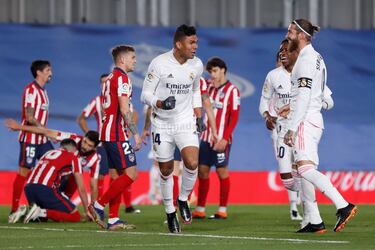 En diciembre, el Madrid recibía a su rival capitalino, el Atlético de Madrid, en otro derbi atípico por la situación debida a la pandemia del Coronavirus. Además, los rojiblancos marchaban líderes de la competición sin haber perdido ni un solo encuentro. Los blancos se impusieron 2-0, frenando la formidable trayectoria atlética. Zidane volvió a imponerse a Simeone, el primer técnico que le derrotó... Y ahora en 2021, todos los objetivos vuelven a estar en disposición de ganarse... bajo la dirección de Zidane.