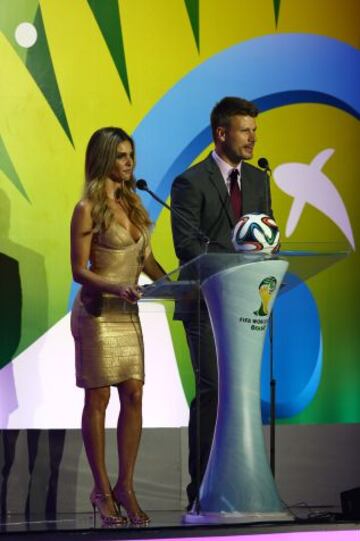 Fernanda Lima and Rodrigo Hilbert hablando con el público antes de que el sorteo final de la Copa Mundial 2014 de Brasil