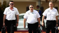 Zak Brown entre Eric Boulier y Jonathan Neale, los dirigentes de McLaren.