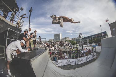 La modalidad de Mini Ramp de la World Cup Skateboarding vio, una vez más (y ya van 3), como Danny León se alzaba con el primer puesto. Con estilo, altos vuelos y trucos marcados consiguió la que es su quinta victoria en O Marisquiño, ya que también ha ganado dos veces en Street. El mostoleño, que venía de quedar 9º en los Juegos Olímpicos, ofreció imágenes como esta. 