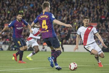 El jugador del Barcelona Rakitic centra para que Luis Suárez marque el 3-1.