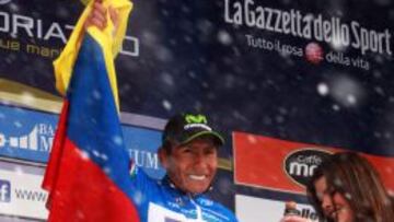 Nairo festeja entre la nieve.