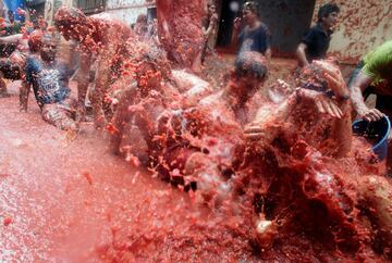 Revellers play in tomato pulp during the annual Tomatina festival in Bunol near Valencia, Spain, August 30, 2017. REUTERS/Heino Kalis