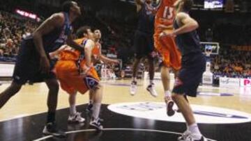 <b>EL MEJOR COLEGIAL. </b>Granger lanza por encima de Faverani.