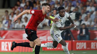 SEVILLA, 06/05/2023.- El delantero brasileño del Real Madrid, Vinicius Jr., intenta superar al defensa de Osasuna, David García, durante el encuentro correspondiente a la final de la Copa del Rey que disputan hoy sábado en el estadio La Cartuja de Sevilla. EFE/Julio Muñoz.