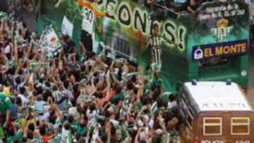 <b>FIESTA VERDIBLANCA.</b> La afición bética se volvó con su equipo a su llegada a Sevilla.