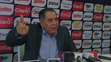 El técnico hondureño entro para jugar el repechaje de la Copa Oro y llevarlo a la competición más importante de la Concacaf, su primer partido terminó con una victoria de 2-0 sobre Trinidad y Tobago.