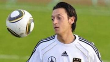 Özil, recuperado del golpe en el tobillo