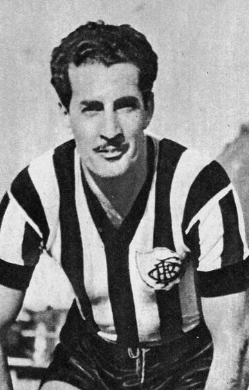 Su único partido y debut se en la Copa del Mundo de Uruguay 1930, con 18 años y 25 días ante Bolivia, en la goleada de la ‘Verdeamaerla’ cuatro por cero.