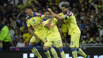 Alejandro Zendejas festeja con sus compañeros de equipo un gol.