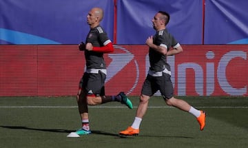 Bayern Munich's Arjen Robben and Franck Ribery during training at the Ramon Sanchez Pizjuan, Seville, Spain - April 2, 2018.