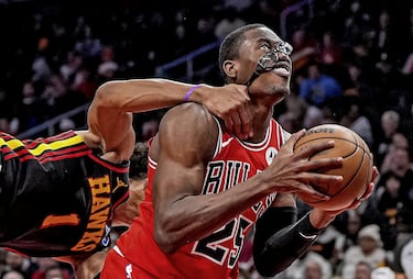 La NBA es la mejor liga de baloncesto del mundo. Una competición en la que cada posesión cuenta. Cada balón es importante. Una afirmación que Jalen Johnson, ala-pívot de Atlanta Hawks, llevó a su máxima expresión con esta impactante falta sobre Jalen Smith, que casi deja sin gafas protectoras a su tocayo de los Chicago Bulls.