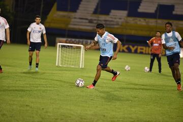 El equipo dirigido por Reinaldo Rueda entrenó en el estadio Feliciano Cáceres en Luque antes de la fecha 10 de las Eliminatorias Sudamericanas