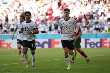 Serge Gnabry y Kai Havertz celebrando el segundo gol de Alemania