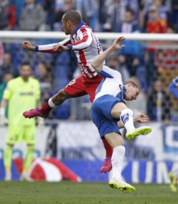 Codazo de Miranda del Atlético a Abraham del Espanyol 