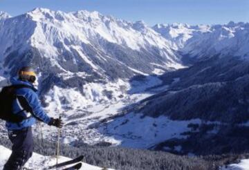 Esta estación en los Alpes es la mezcla perfecta entre un paisaje rural y los hoteles más lujosos. Cuenta con 320 km de pistas excelentes, con buenos fuera de pistas que harán las delicias de los amantes del esquí.