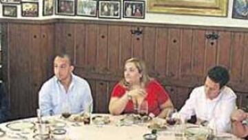 <b>CON ÉL SE ESTRENA LA SEGUNDA TEMPORADA DE LAS TERTULIAS DEL ASADOR</b>. Comienza la segunda temporada de Las Tertulias de AS en el Asador Donostiarra. Durante los próximos meses acudirán personajes de la Liga española y del deporte en general para repasar la situación del momento. El primer invitado de esta nueva campaña ha sido Bernd Schuster, entrenador del Real Madrid y actual líder de la Liga española. A la cita acudieron Alfredo Relaño, Pedro Pablo San Martín, Juanma Trueba, Tomás Roncero, Manuel Esteban, Carmen Colino y Oscar Ribot. Luis Villarejo, director de información del club, acompañó al alemán.