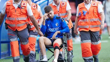 Iker Muñoz tuvo que abandonar el terreno de juego en silla de ruedas.