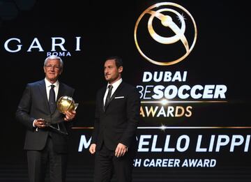 Marcelo Lippi recibe de Totti el premio a su trayectoria como entrenador.