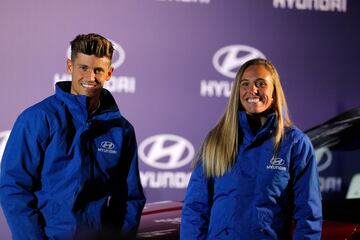 Ocho jugadores, cuatro del primer equipo masculino y cuatro del primer equipo femenino, junto a Simeone y ?scar Fern¨¢ndez, entrenadores de ambos equipos, estuvieron presentes en el acto de entrega de coches por parte del patrocinador Hyundai.
