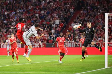 Alphonso Davies, Robert Lewandowski y Manuel Neuer.