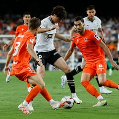 La Real recupera sus señas de identidad en Mestalla