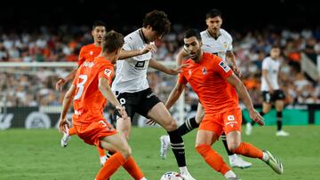 VALENCIA, 27/09/2023.- El centrocampista del Valencia Javi Guerra (c) trata de escapar entre dos jugadores de la Real Sociedad, durante el partido de la s¨¦ptima jornada de LaLiga EA Sports entre Valencia CF y Real Sociedad, este mi¨¦rcoles en el estadio de Mestalla. EFE/ Biel Ali?o
