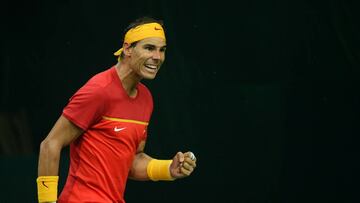 Rafael Nadal celebra un punto en su partido de dobles con Feliciano López ante la pareja india formada por Leander Peas y Saketh Myneni en los playoffs del Grupo Mundial de la Copa Davis.