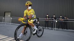 Julian Alaphilippe con el maillot amarillo antes del inicio de la tercera etapa del Tour de Francia. 