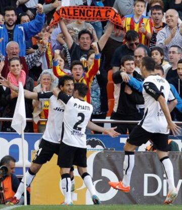 El centrocampista del Valencia Daniel Parejo celebra con sus compañeros la consecución del segundo gol de su equipo ante el Elche, en el partido de la trigésima tercera jornada de liga en Primera División que se disputa esta tarde en el estadio de Mestalla.