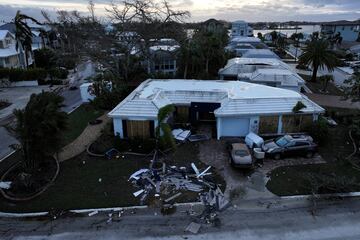 Una vista aérea de un dron muestra los edificios y estructuras dañados por el huracán Milton después de tocar tierra en Venice, Florida.