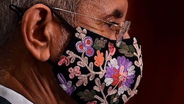 India's Foreign Minister Subrahmanyam Jaishankar (L) wears a face mask as he listens to remarks from Australia's Minister for Foreign Affairs Marise Payne.