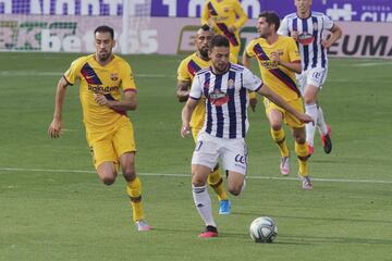 El jugador del Valladolid, Oscar Plano, trata de conducir el balón. 
 