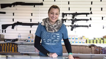 La venta de armas es una de las cosas que ha aumentado durante la pandemia del coronavirus, pero ¿por qué está ocurriendo ello en Estados Unidos?