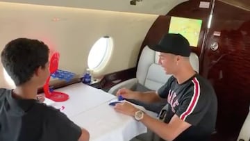 ¡Cristiano no deja de competir ni con su hijo en pleno vuelo!